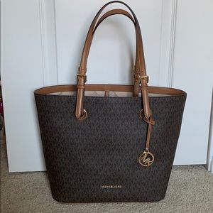 I am selling brand new Michael Kors Bag. Tag is on
